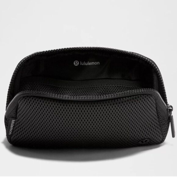Lululemon Everywhere Belt Bag Black Knit Mesh 1L Fanny Pack Crossbody Purse NWT - Picture 4 of 15